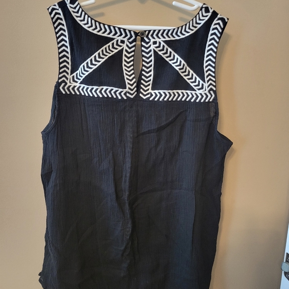 Boho Black and White Sleeveless Peasant Top - Picture 4 of 4